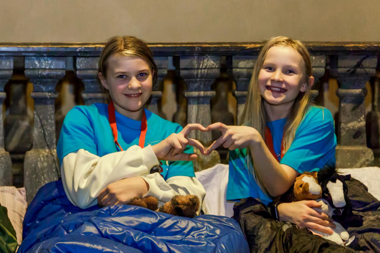 Bilde av to barn som deltar på Lys Våken. Foto: Rianne van den Brink